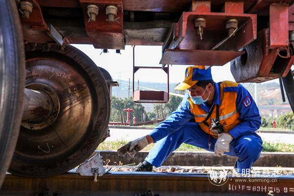 昆明局集团公司广通车务段调车员严格执行防溜作业标准，确保运输安全。