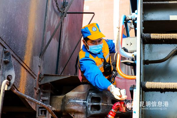 昆明局集团公司广通车务段调车员严格执行作业标准，确保运输安全。