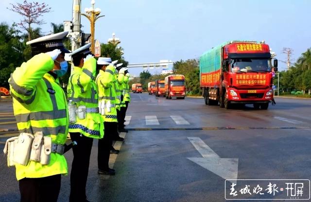 云南公安织密疫情防控网，助力复工复产路 (1).jpg