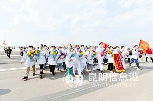 医疗队队员手捧鲜花，挥手致意