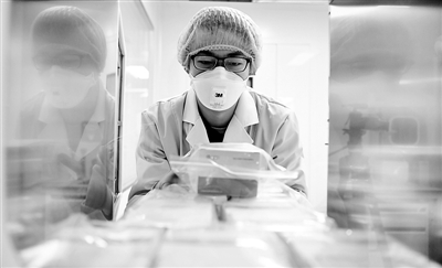 抗疫科研争分夺秒 基础研究咬定青山