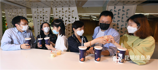 工作间隙，一杯奶茶最解压