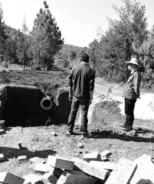 祥云县下庄镇大渡槽三鸭坡发生山林火灾,救援官兵翻山运水清理余火。