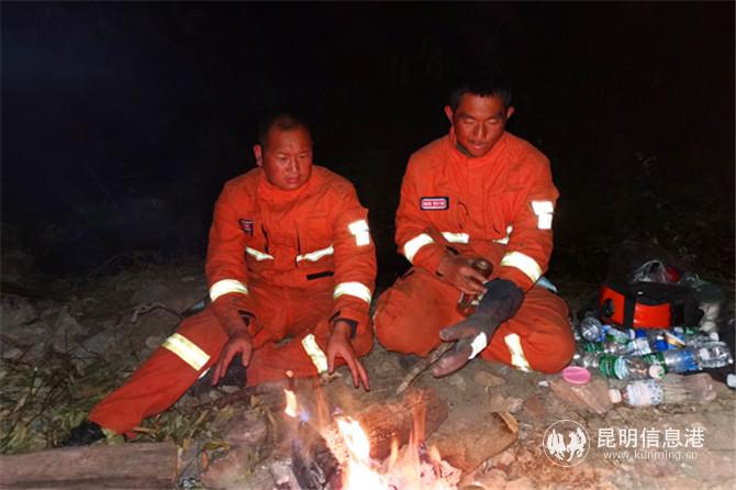 2、杨加坤（左）孔广明（右）为队伍生火取暖