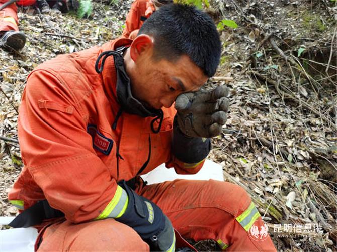 6、李志豪在运送水途中间隙休息