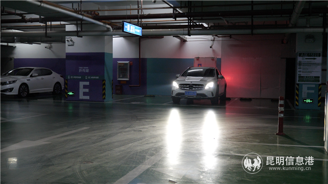 人防停车位收费该由谁来定价。