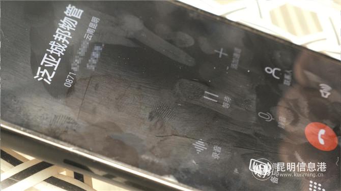 物业公司回复住户疑问。 记者郭兴荣摄