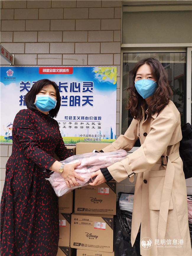 工作人员收到“复学包”