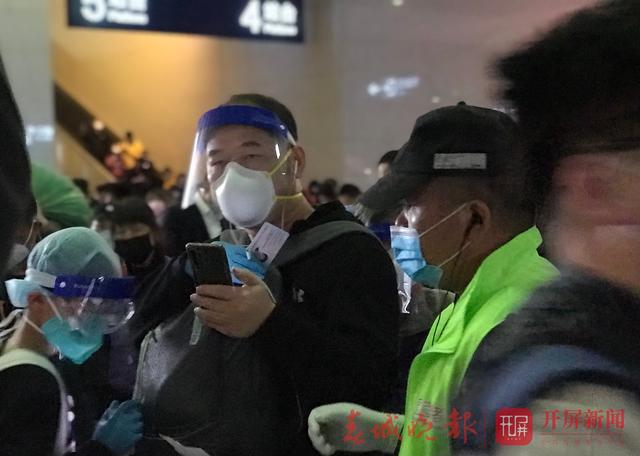 武汉“解封”后首趟直达动车抵昆