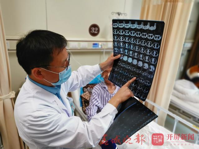 老人吃香蕉误吞假牙