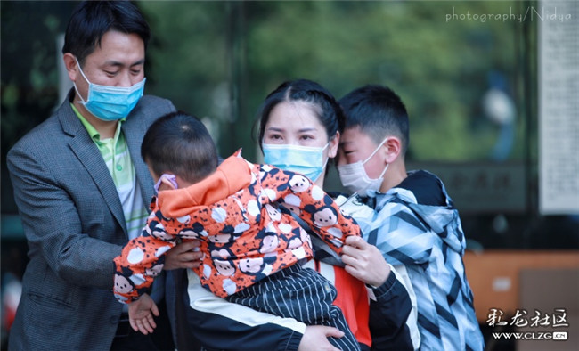 芫九荽投稿作品《妈妈归来,英雄归来——云南省驰援武汉队回家》 芫九荽投稿作品《妈妈归来,英雄归来——云南省驰援武汉队回家》