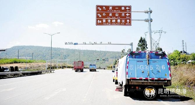 安宁市通畅的农村公路。记者赵伟摄