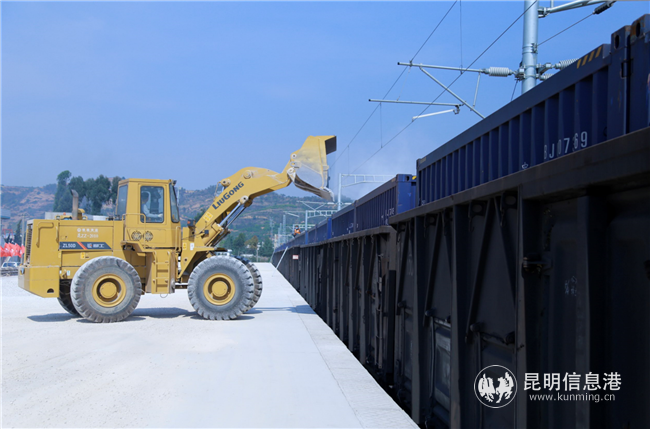 装载机正在作业