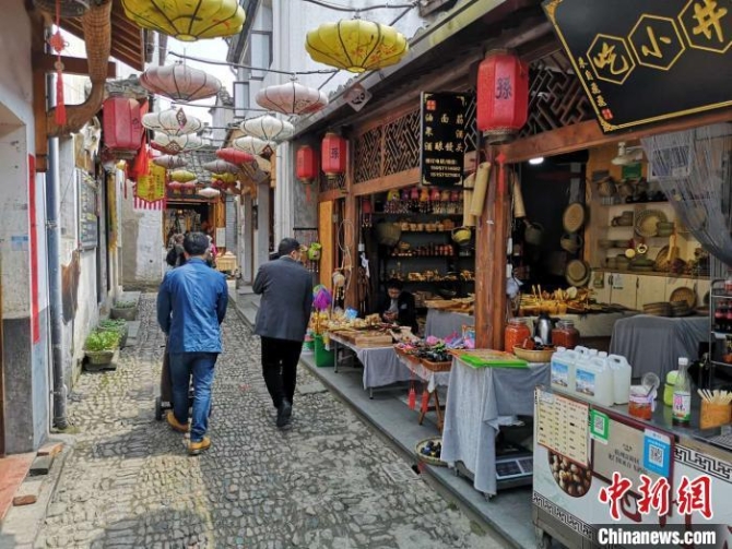 杭州龙门古镇内的实体店正常营业。范宇斌 摄 杭州龙门古镇内的实体店正常营业。范宇斌 摄