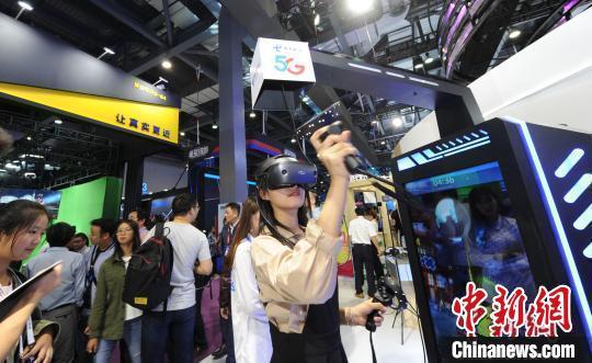图为民众体验5G VR技术带来的观感体验。(资料图) 汤扉 摄
