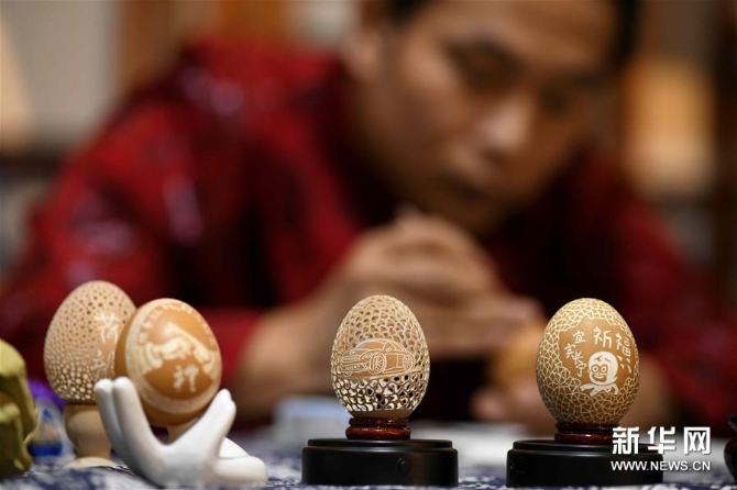 4月17日，在石家庄市桥西区非遗传承基地，民间艺人张晓贺在进行蛋雕创作。蛋雕是一种集绘画与雕刻为一体的民间手工艺术，以鸡蛋、鸵鸟蛋等为原料，运用阴刻、阳刻、浮雕、镂空等多种技法进行创作。新华社发（陈其保 摄）