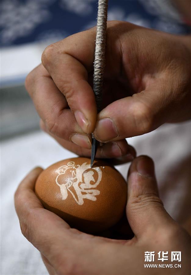 4月17日，在石家庄市桥西区非遗传承基地，民间艺人张晓贺在进行蛋雕创作。新华社发（陈其保 摄）