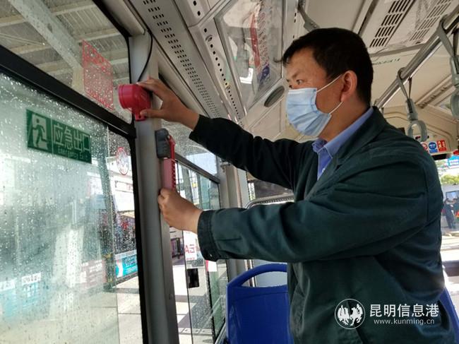 车队师傅检查车辆安全设施