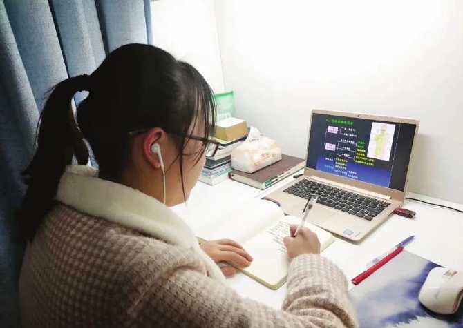 数据看中国｜刷视频、点外卖、买买买…看完中国人平凡的一天，欧洲网友却说：“羡慕不来”？