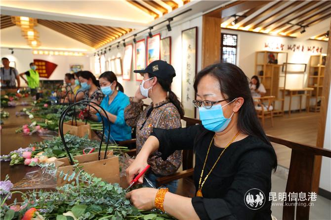 花艺师为社区居民现场指导家庭插花2 花艺师为社区居民现场指导家庭插花2