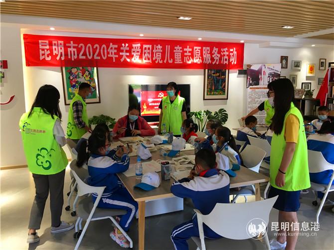 志愿者指导孩子们画画 志愿者指导孩子们画画