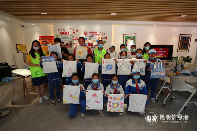 志愿者指导孩子们画画3 志愿者指导孩子们画画3