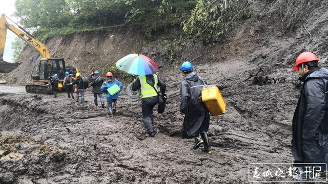 电信部门正全力进行抢通 (2).jpg