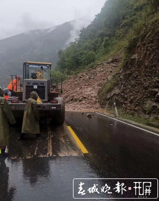 独龙江公路水毁严重 公路部门正全力投入抢险保通 (2).jpg