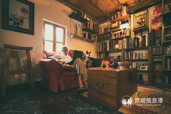 01 奈斯在书房办公。记者王竣彦 摄 