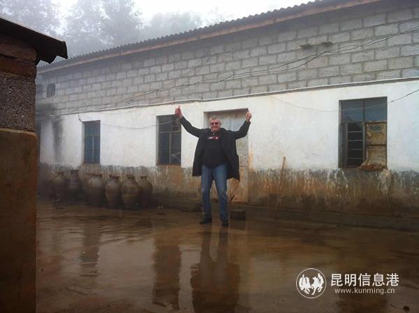 02 奈斯家以前的老房子以空心砖做墙，石棉瓦盖顶。供图