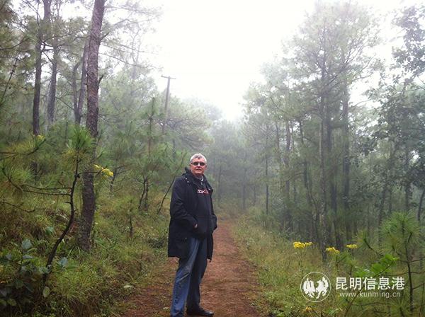 03 奈斯初次到东川区乌龙镇园子村时，松树林雾气氤氲，脚下还是泥泞土路。供图 