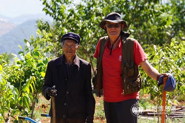 08 奈斯和他在村里结识的好朋友李光和。记者苏雯芊 摄