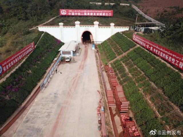 中老铁路友谊隧道老挝段掘进至国境线1.jpg