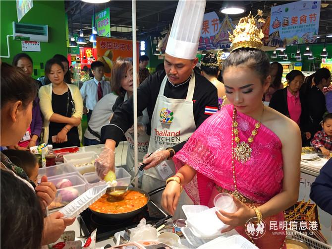 现场制作泰厨美食