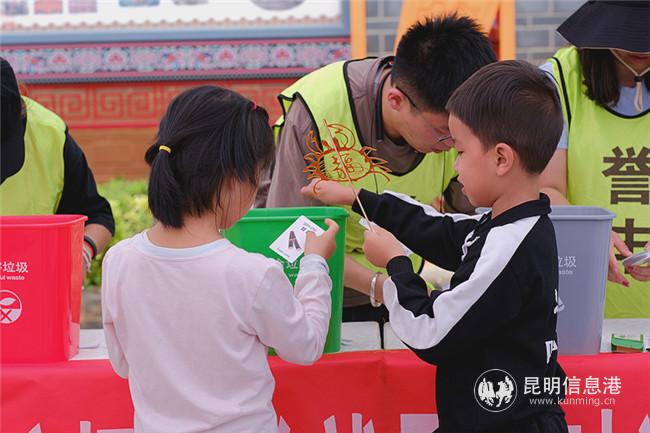 “吃剩下的甘蔗该扔进那个颜色的垃圾桶呢?” “吃剩下的甘蔗该扔进那个颜色的垃圾桶呢?”