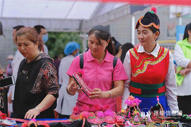 撒梅手工刺绣吸引了众多居民驻足观看 撒梅手工刺绣吸引了众多居民驻足观看