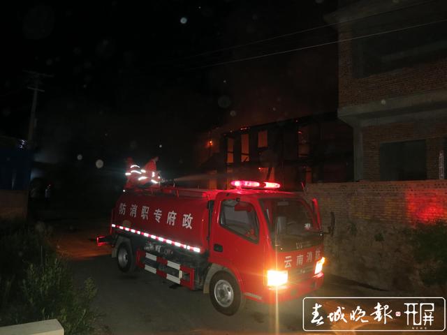 宣威暖心一幕！认出3年前孩子的救命恩人，母亲向民警下跪致谢...