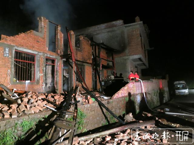 宣威暖心一幕！认出3年前孩子的救命恩人，母亲向民警下跪致谢...