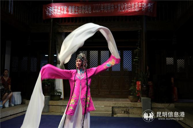 直播当天，滇剧演员进行水袖表演。_副本