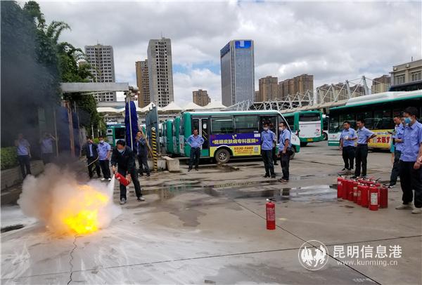 各线路车长开展真火灭火实操演练 各线路车长开展真火灭火实操演练