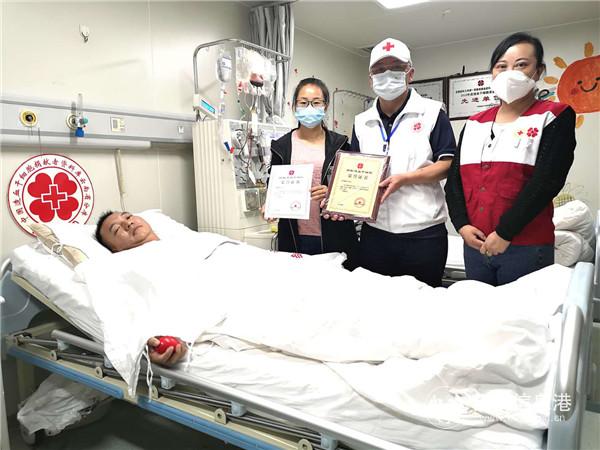 云南省第221例造血干细胞捐献者杨先生正在采集 云南省第221例造血干细胞捐献者杨先生正在采集