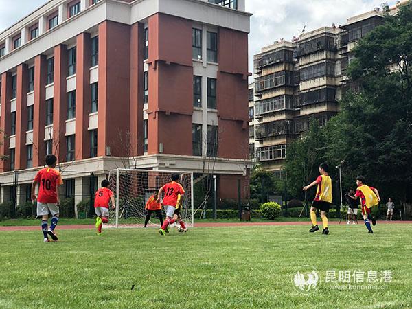 激烈的比赛中。记者上官艳君摄 激烈的比赛中。记者上官艳君摄