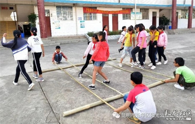 课间组织开展彝族打跳活动