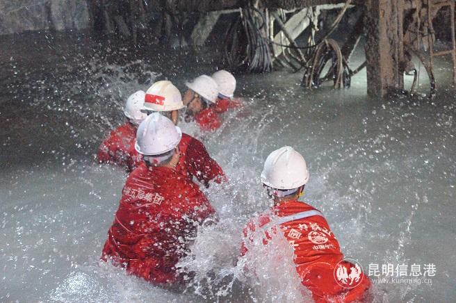 施工人员在通达隧道涌水段开展抽排水作业。资料图