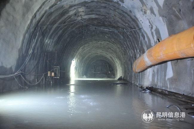 涌水淹到通达隧道掌子面 资料图