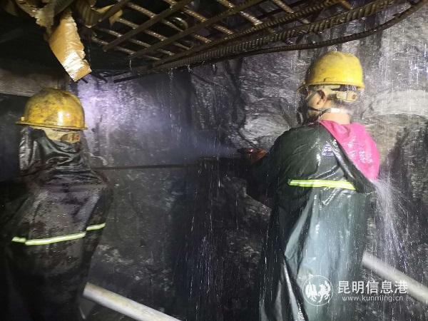 中铁五局施工人员在隧道掌子面打钻。何增旺 摄 (