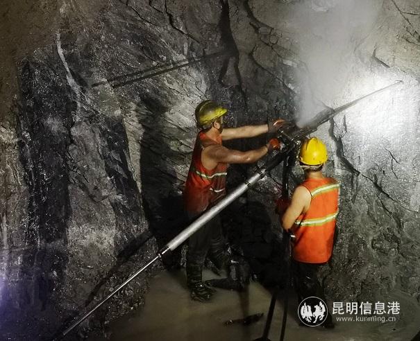 04中铁五局施工人员在隧道内打钻。何增旺 摄