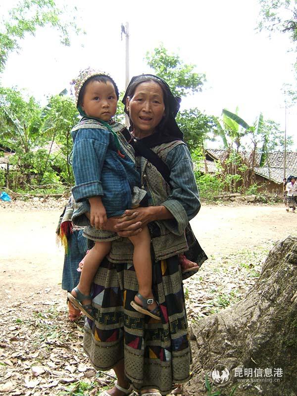 04 白倮族母亲和孩子 后藤先生 摄