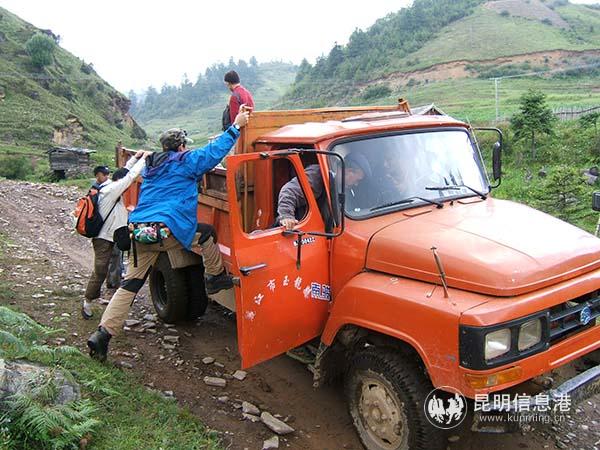 07 大家乘坐皮卡车去探访傈僳族。后藤先生 摄