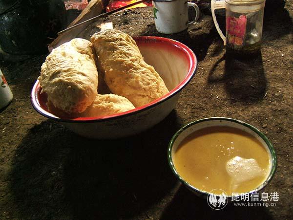 12 傈僳族招待宾客的酥油茶 后藤先生 摄